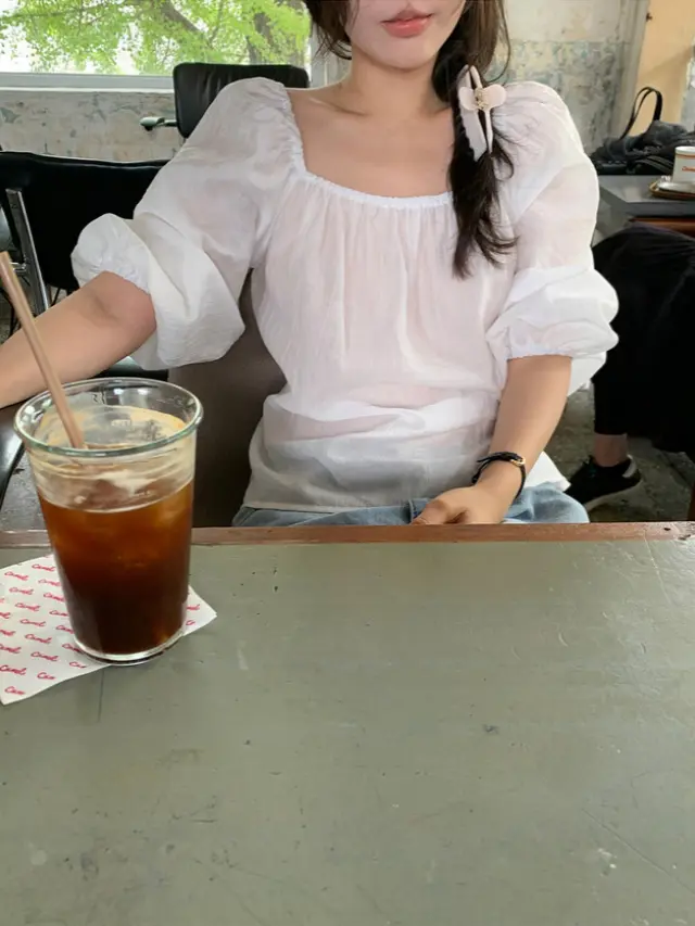 오프숄더 퍼프소매 쉬폰 블라우스 상세 이미지 4