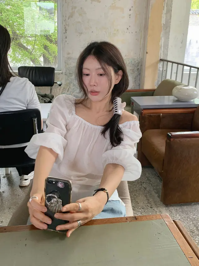 오프숄더 퍼프소매 쉬폰 블라우스 상세 이미지 6