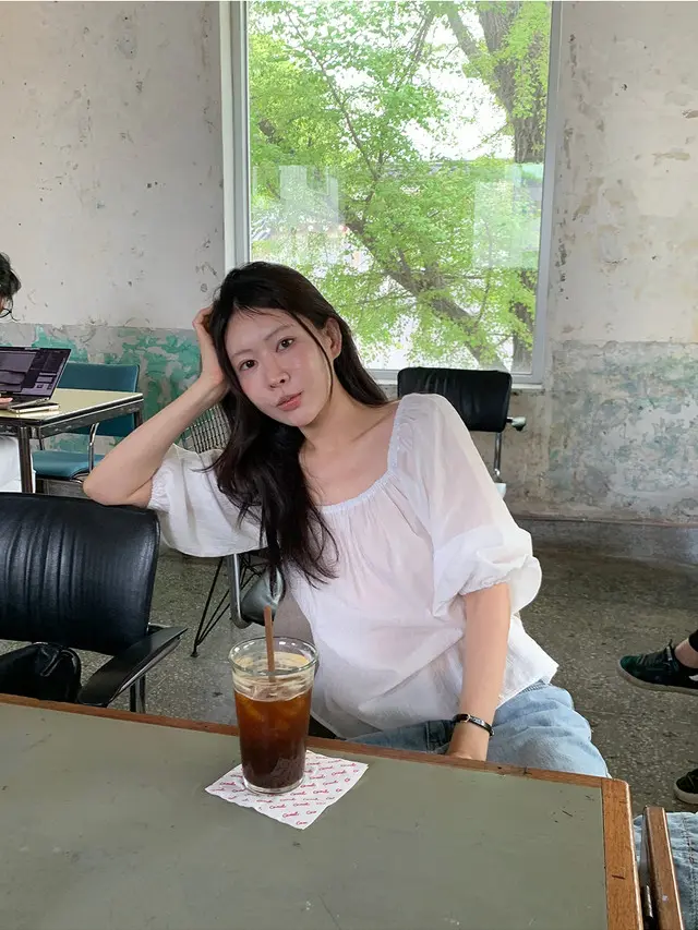 오프숄더 퍼프소매 쉬폰 블라우스 상세 이미지 8