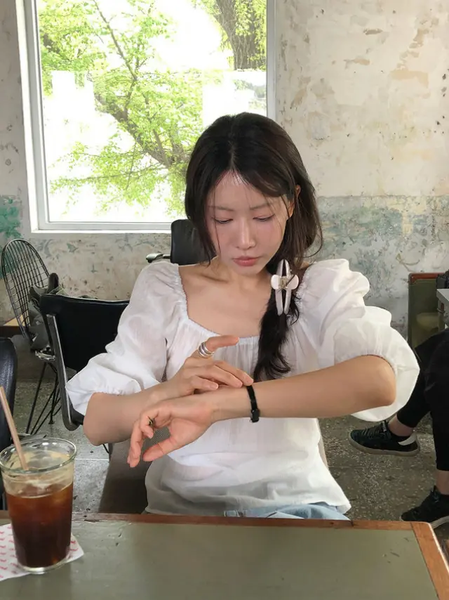 오프숄더 퍼프소매 쉬폰 블라우스 상세 이미지 9