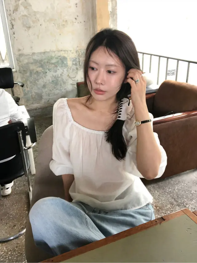 오프숄더 퍼프소매 쉬폰 블라우스 상세 이미지 13