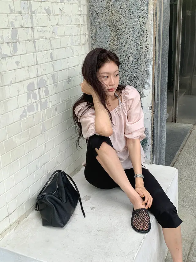 오프숄더 퍼프소매 쉬폰 블라우스 상세 이미지 21