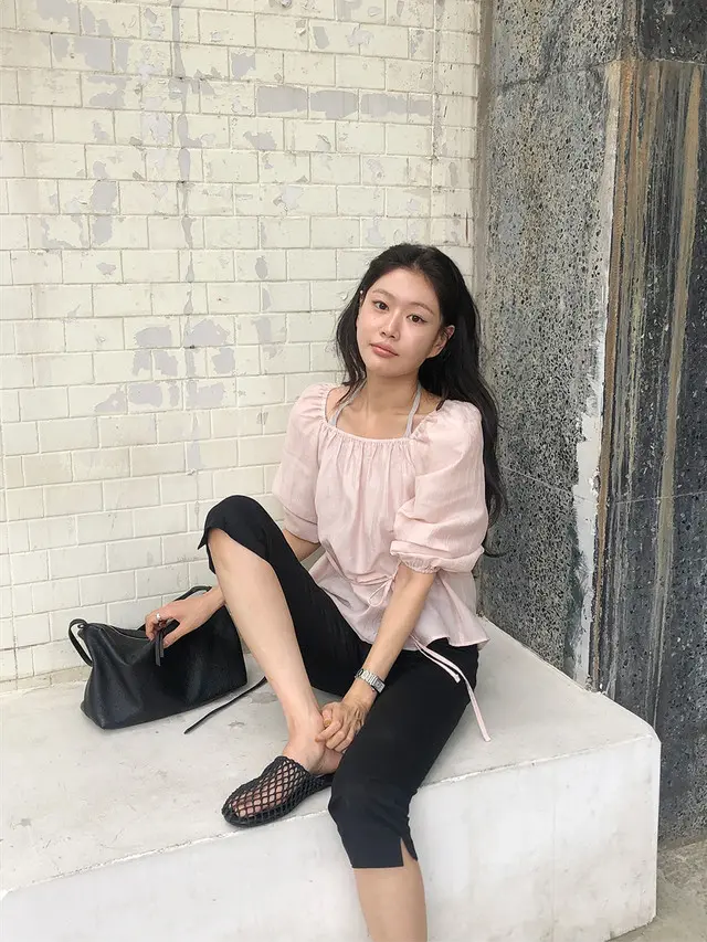 오프숄더 퍼프소매 쉬폰 블라우스 상세 이미지 22