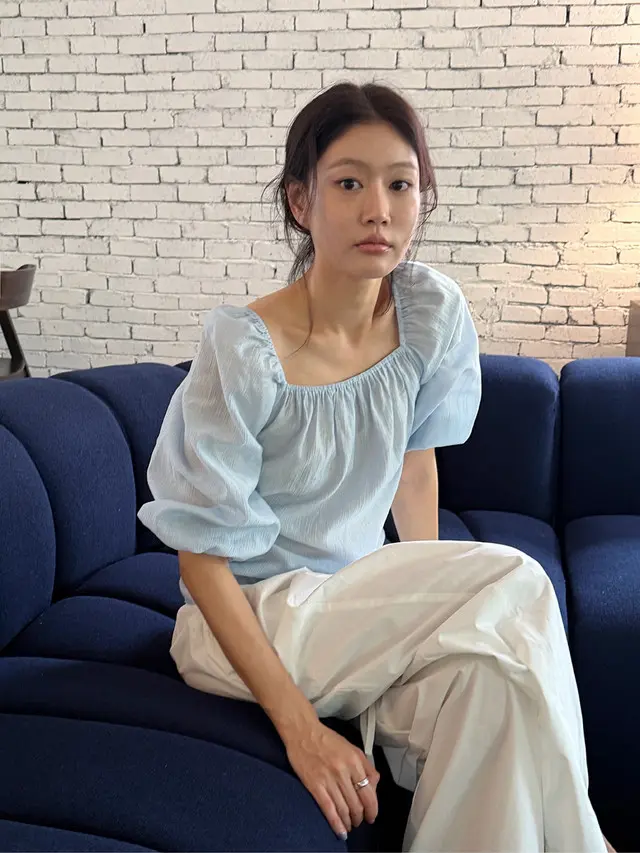 오프숄더 퍼프소매 쉬폰 블라우스 상세 이미지 27