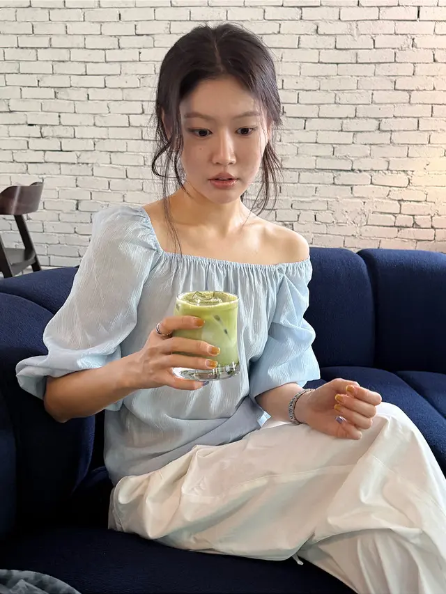 오프숄더 퍼프소매 쉬폰 블라우스 상세 이미지 28