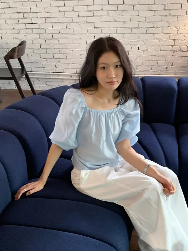 오프숄더 퍼프소매 쉬폰 블라우스 상세 이미지 30