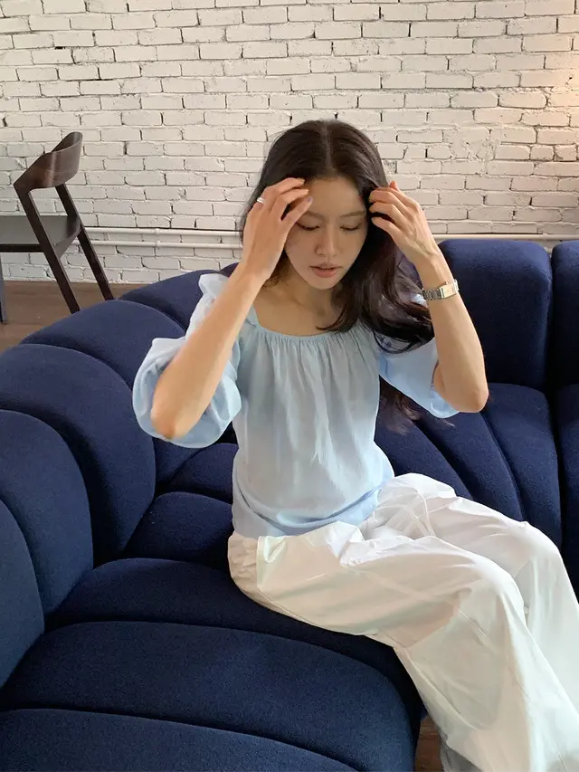 오프숄더 퍼프소매 쉬폰 블라우스 상세 이미지 32