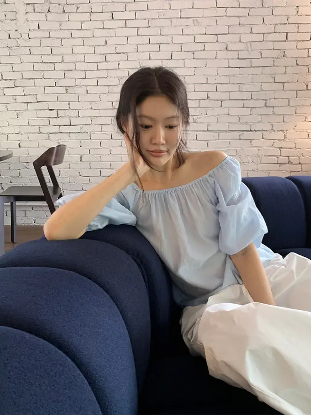 오프숄더 퍼프소매 쉬폰 블라우스 상세 이미지 33