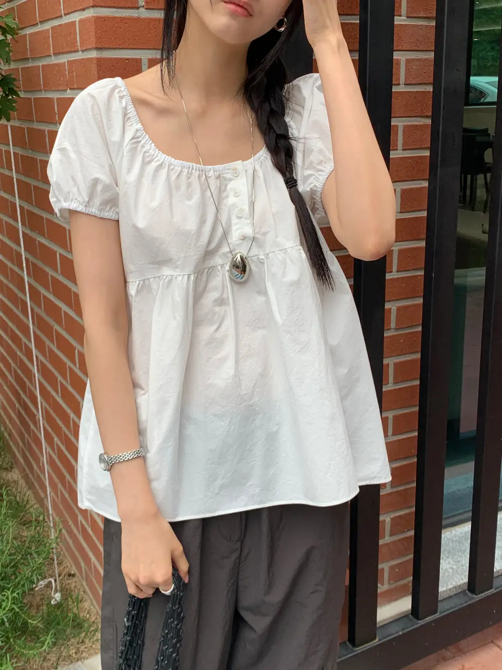 오프숄더 퍼프소매 블라우스 상세 이미지 3