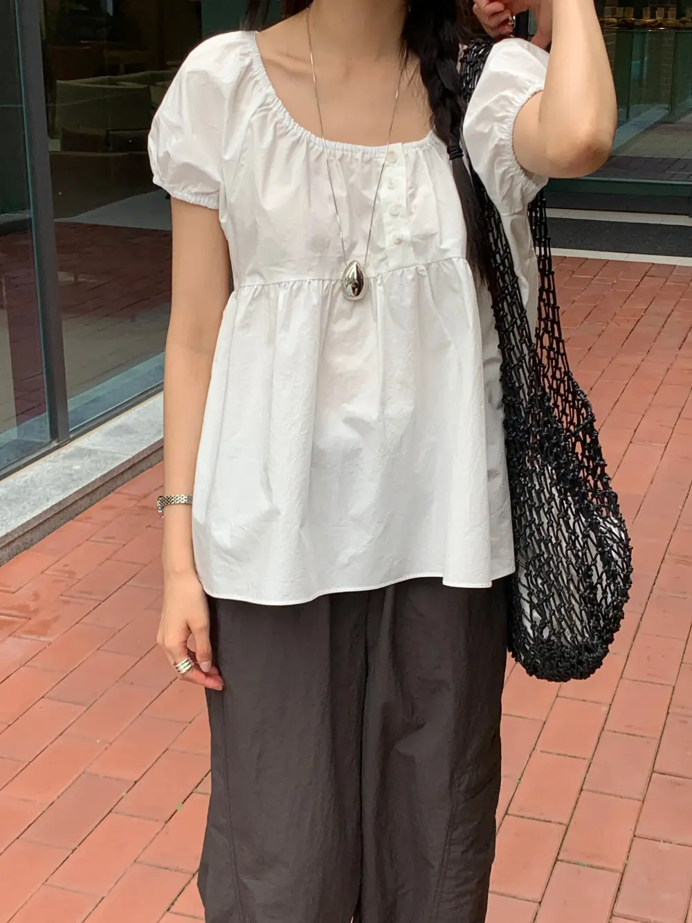 오프숄더 퍼프소매 블라우스 상세 이미지 8