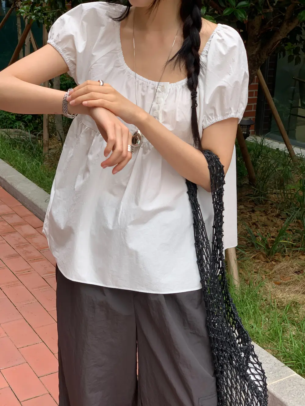 오프숄더 퍼프소매 블라우스 상세 이미지 11