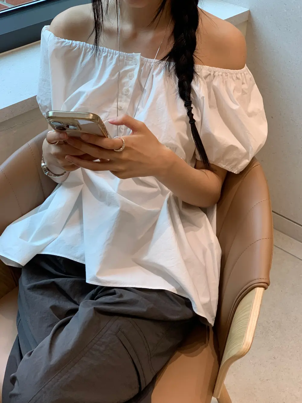 오프숄더 퍼프소매 블라우스 상세 이미지 18