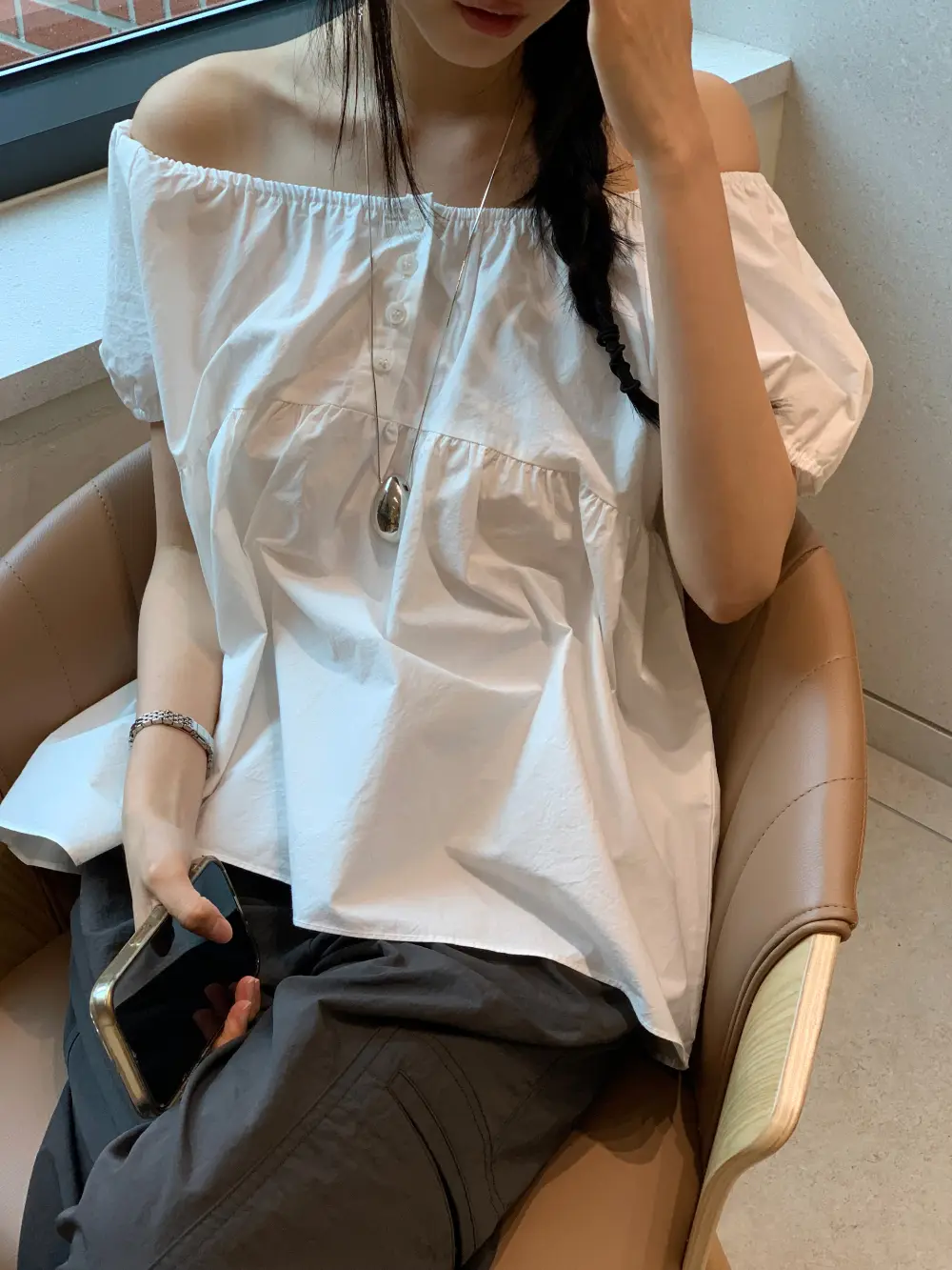 오프숄더 퍼프소매 블라우스 상세 이미지 19