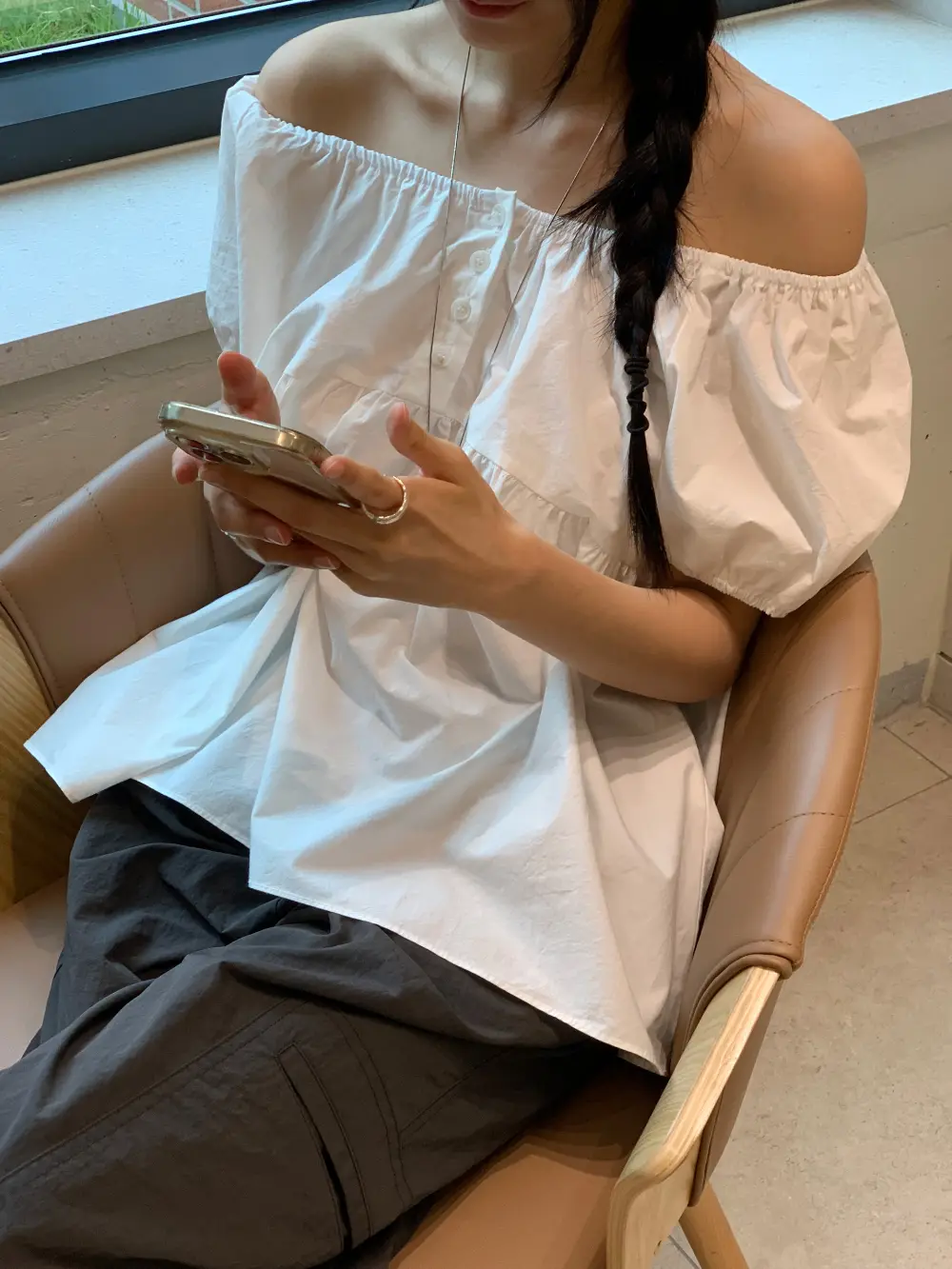 오프숄더 퍼프소매 블라우스 상세 이미지 20