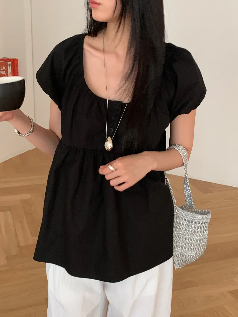 오프숄더 퍼프소매 블라우스 상세 이미지 21