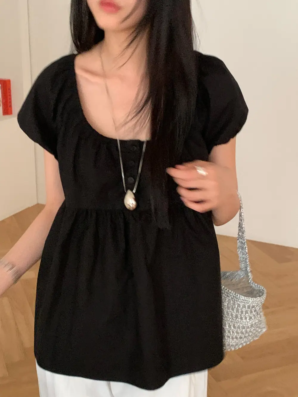 오프숄더 퍼프소매 블라우스 상세 이미지 23