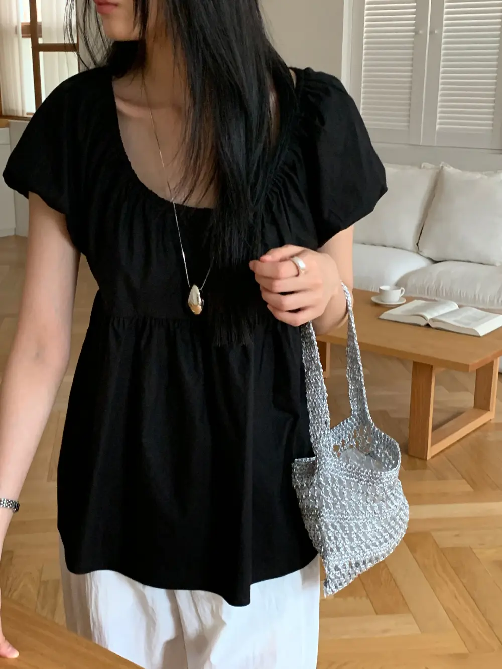 오프숄더 퍼프소매 블라우스 상세 이미지 24