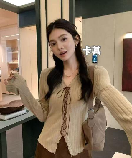 부드러운 바람 V넥 레이스업 불규칙 긴팔 니트 스웨터 2026 가을 빅 사이즈 지방 mm 몸매 가꾸기 자이언트 슬림해 보이는 맨위