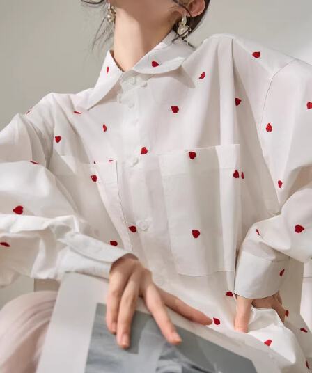 plum jan 프랑스식 낭만주의 작은 셔츠 하트 자수 폴로 칼라 화이트 맨위 루즈핏 주머니 품격 셔츠