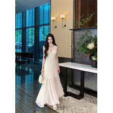 批发实拍~ 夏季新款白色百褶<b class='q'>雪纺</b>吊带<b class='q'>连衣裙</b>长款气质收腰大裙摆仙女裙