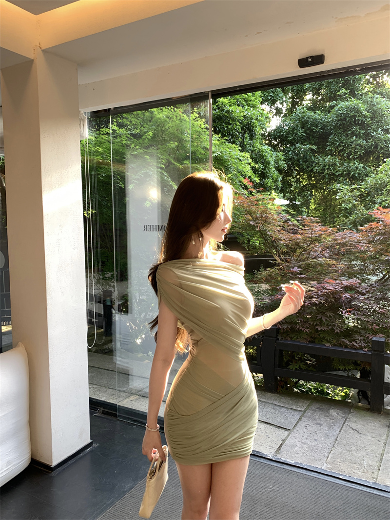 실사 망사 비스듬한 어깨 주름 허리 수축 드레스 높음 폭탄 디자인 센스 타이트 스커트