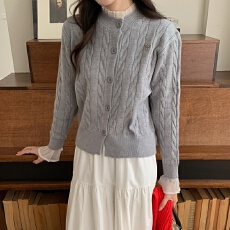 批发实拍 韩系假两件木耳边麻花<b class='q'>毛衣</b>开衫女百搭圆领拼接针织衫
