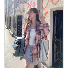 批发粉色磨毛<b class='q'>衬衫</b>女高级感新款2026年秋季格子中<b class='q'>长款</b>宽松长袖上衣