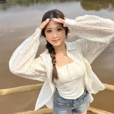 批发韩系穿搭白色波点防晒<b class='q'>衬衫</b>女夏季设计感开叉<b class='q'>衬衣</b>松弛慵懒外套上衣