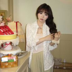 批发韩系穿搭白色波点防晒<b class='q'>衬衫</b>女夏季设计感开叉<b class='q'>衬衣</b>松弛慵懒外套上衣