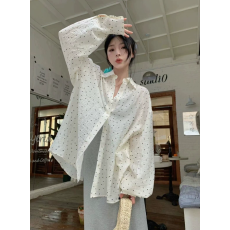 批发韩系穿搭白色波点防晒<b class='q'>衬衫</b>女夏季设计感开叉<b class='q'>衬衣</b>松弛慵懒外套上衣