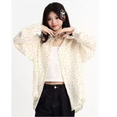 批发韩系穿搭白色波点防晒<b class='q'>衬衫</b>女夏季设计感开叉<b class='q'>衬衣</b>松弛慵懒外套上衣