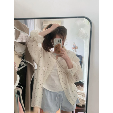 批发韩系穿搭白色波点防晒<b class='q'>衬衫</b>女夏季设计感开叉<b class='q'>衬衣</b>松弛慵懒外套上衣