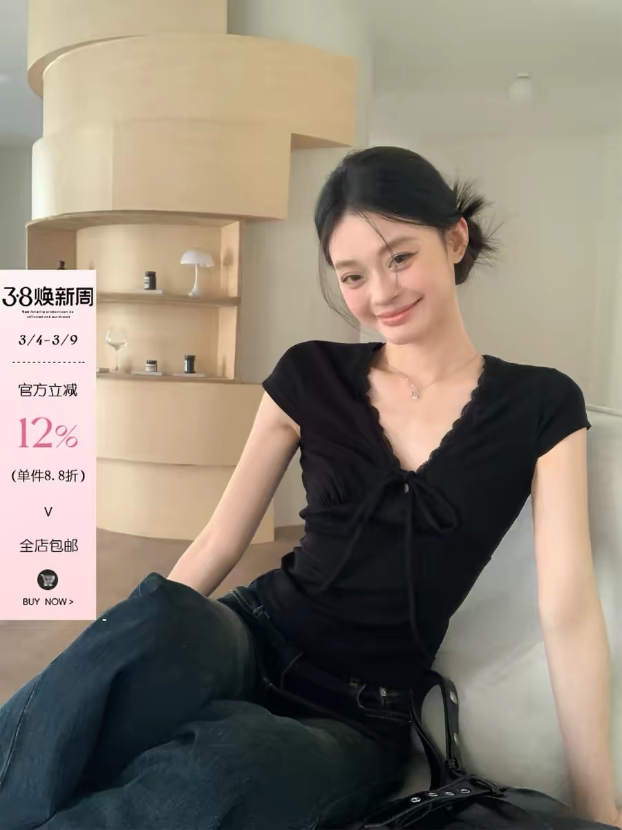 송 긍정적 인 En 검정색 V넥 스트랩 반팔 티셔츠 여성 긍정적 인 어깨 여름 2026 쇼트 스타일 몸매 가꾸기 한 부서 아름다운 작은 맨위