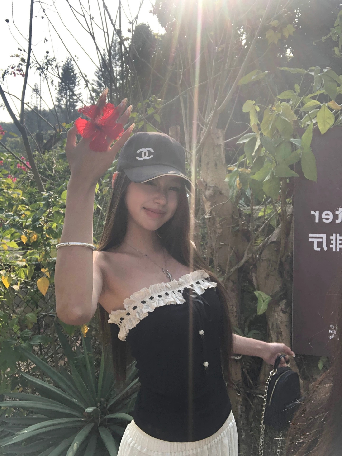 레드 맨 파빌리온 조끼 여성 여름 외출용 2026 새로운 아름다움 뒤로 핫걸 디자인 센스 쇼트 스타일 검정색 민소매 튜브탑 맨위