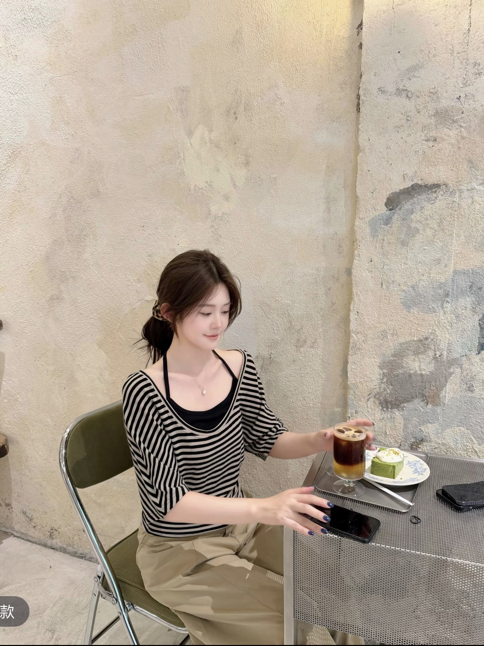 한 부서 느긋한 바람 스트라이프 반팔 티셔츠 행침 목 슬립 두 조각 여성 세트 여름 새로운 순수한 욕망 디자인 센스 맨위