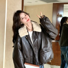 批发美式复古羊羔毛拼接pu皮衣白鸭绒羽绒服女冬新款小个子加厚短外套