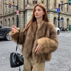 批发环保皮草女冬季新款名媛高级感气质短款琥珀棕V领毛毛外套