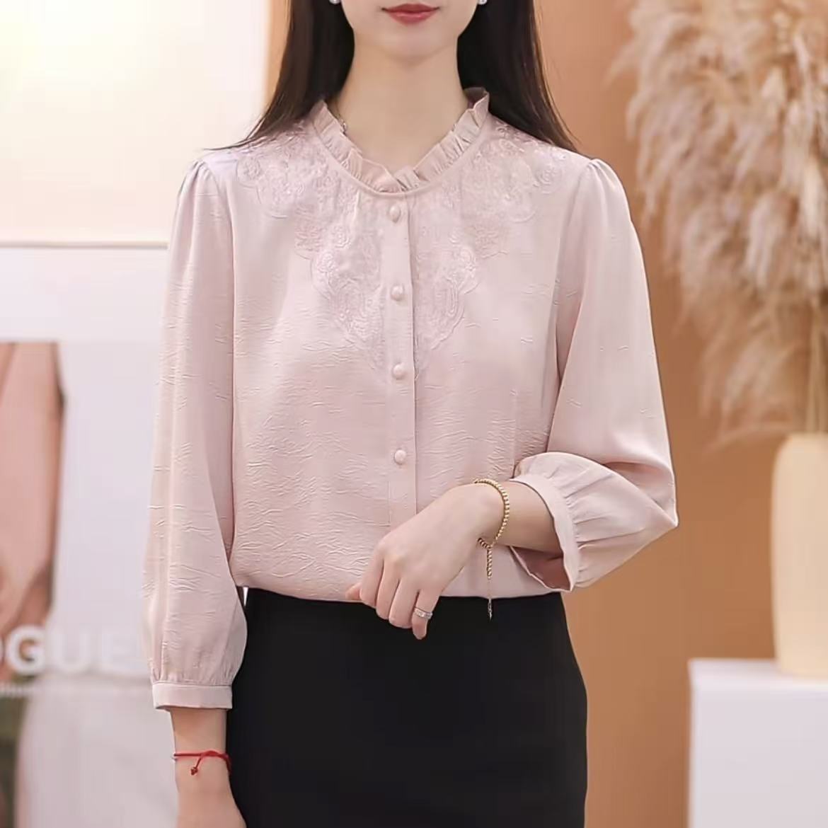 새로운 라운드 넥 새틴 품격 연령 감소 슬림해 보이는 7부 소매 셔츠 자수 셔츠 중국풍