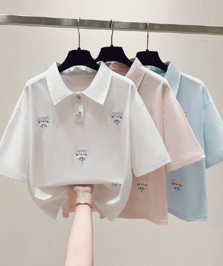 실사 2026 년 이른 봄 새로운 여성 의류 티셔츠 자수 폴로 칼라 반팔 POLO 셔츠 루즈핏 연령 감소 작은 키