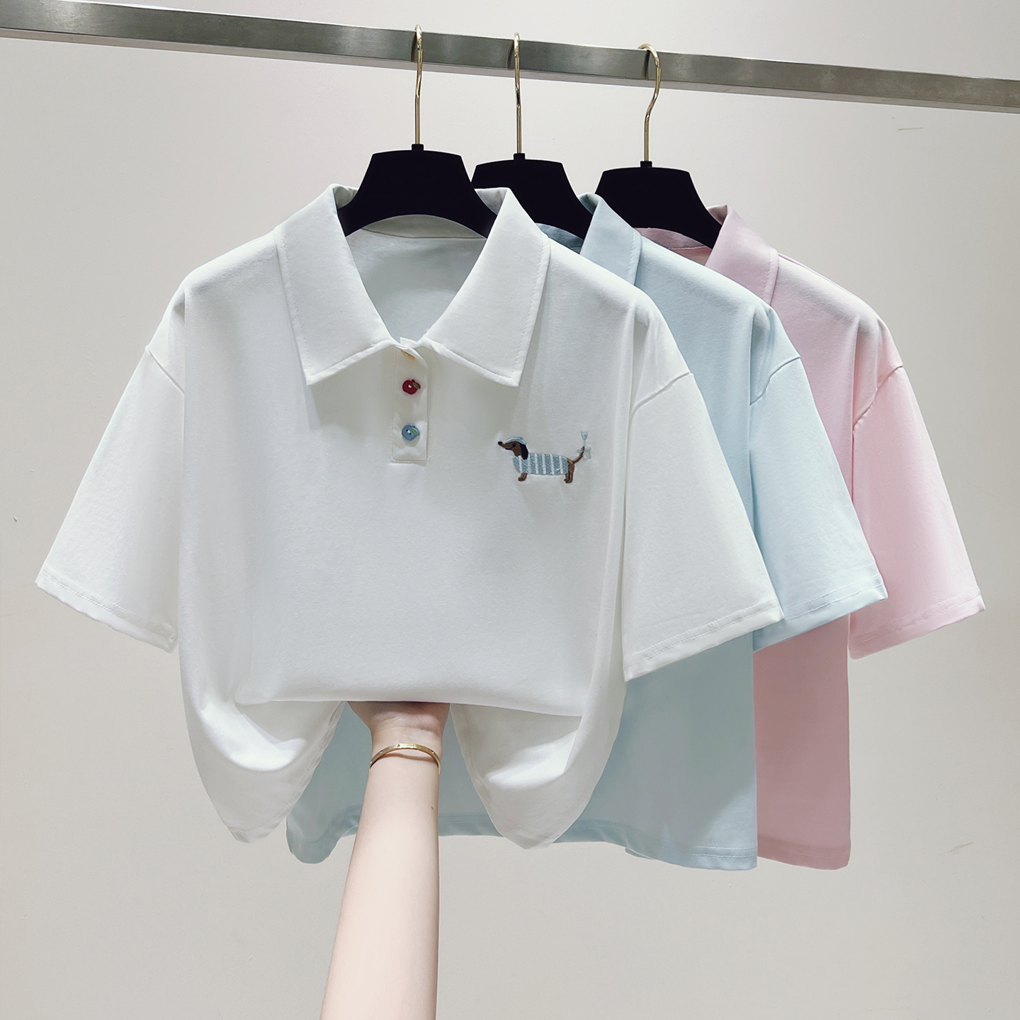 실사 2026 년 여름 새로운 여성 의류 반팔 티셔츠 POLO 칼라 긍정적 인 어깨 작은 대중 디자인 센스 맨위