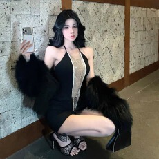 批发灰尘邓邓 Nova星链挂脖绑带水钻流苏设计感<b class='q'>露背</b><b class='q'>连衣裙</b>