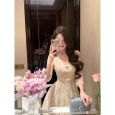 批发蝴蝶结米色v领长袖<b class='q'>连衣裙</b>女秋季纯欲收腰<b class='q'>蕾丝</b>裙子设计感蓬蓬短裙