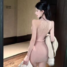批发灰尘邓邓 针织挂脖<b class='q'>连衣裙</b>女2025秋季新款性感露背包臀裙纯欲裙
