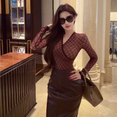 批发法式轻熟风交叉蕾丝格子v领<b class='q'>长袖</b><b class='q'>打底衫</b>女内搭设计感收腰短款上衣