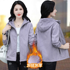 批发实拍 户外软壳冲锋衣男女加绒加厚连帽<b class='q'>中老年</b><b class='q'>妈妈</b>装防风<b class='q'>外套</b>