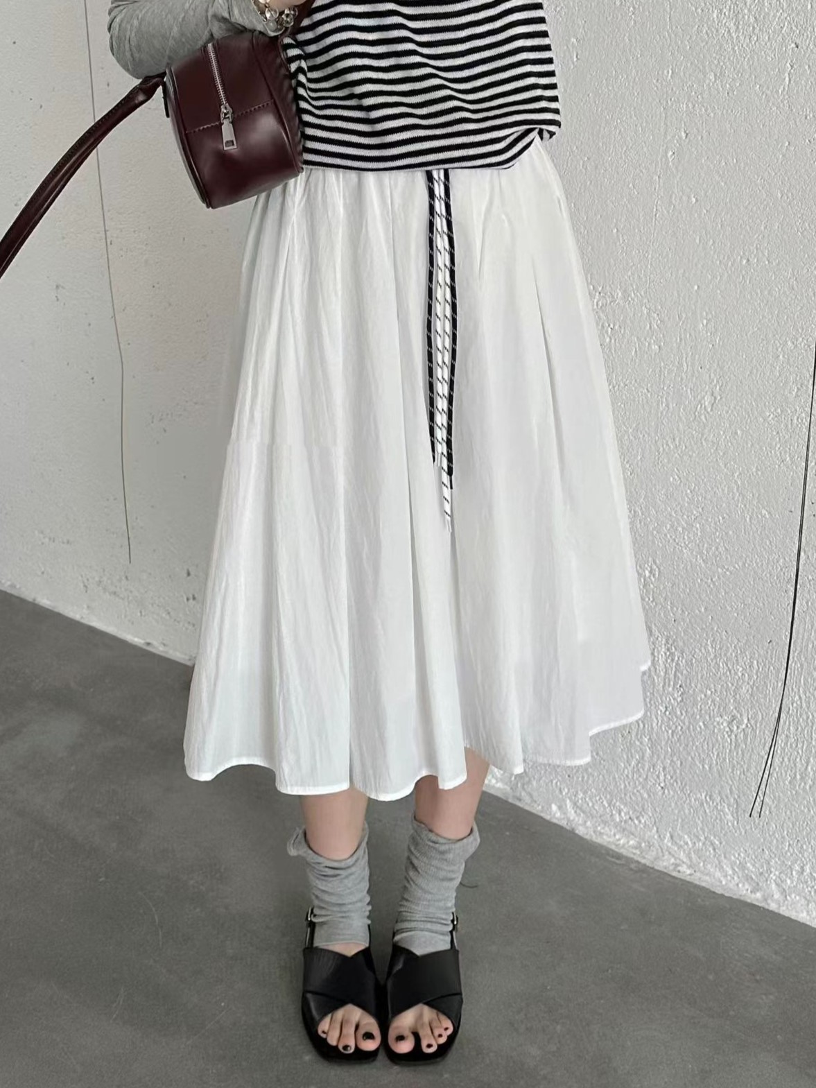 물리적 인지도 있음 업데이트 프랑스식 레트로 플리츠 스커트 디자인 센스 하이웨이스트 슬림해 보이는 다용도 A라인 스커트 반신 스커트 여성