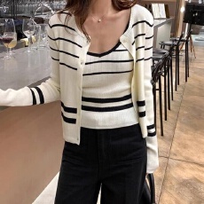 批发2026年韩版时尚减龄套装针织开衫圆领<b class='q'>外套</b>+<b class='q'>修身</b>吊带背心两件套女