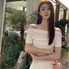 批发黑色法式一字肩短袖T恤女2026年<b class='q'>夏</b>别致小众修身短款露肩针织上衣