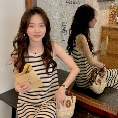 批发2026年夏季新款慵懒风条纹<b class='q'>背心裙</b>显瘦针织镂空小个子无袖连衣裙