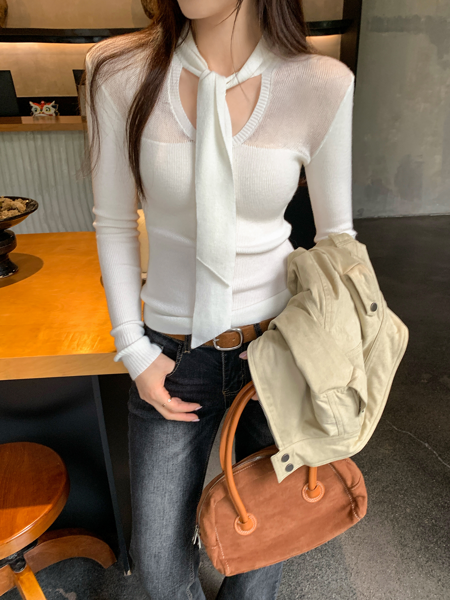 실사 그림 디자인 센스 리본 V넥 긴팔 니트 스웨터 여성 가을 2025 새로운 몸매 가꾸기 슬림해 보이는 싱글 착용 맨위